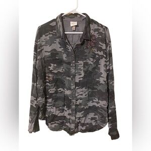 Knox Rose Shirt Women’s XXL Gray Camo Button Up Pockets Embroidered Hi-Lo Hem